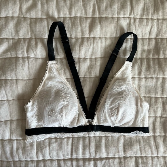 Victoria’s Secret White Chantilly Lace Front Close Triangle Bralette Size Medium - Picture 4 of 15